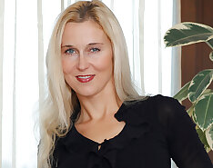 Sexy Milf Shows Off Hot Body And Has Dildo Fun