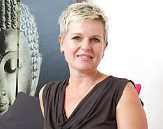 Mature Housewife Can't Get Enough Of That Cock