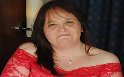 Amateur Housewife Sticks Dildo Up Her Hairy Pussy