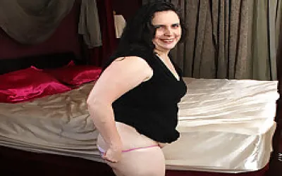American Chubby Housewife Knows How To Please Herself