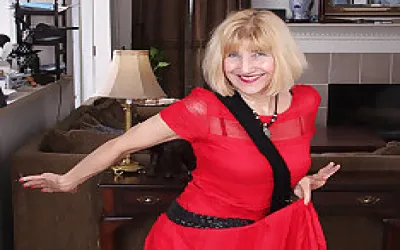 American Mature Lady Shows How Bendy She Still Is