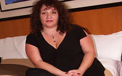 Big Joyce Loves Sucking Cock