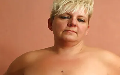 Blonde Mature Nicole Getting Soaking Wet