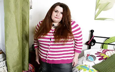 British Bbw Playing With Her Shaved Pussy