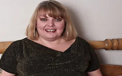 British Lady Shows Her Naughty Side