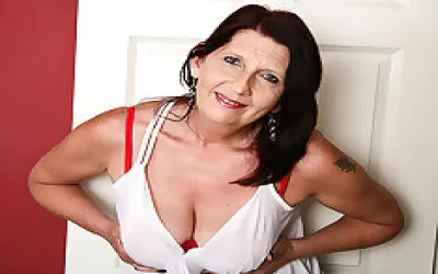 British Mature Slut Getting Wet And Wild