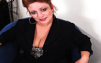 Chubby American Housewife Playing With Herself