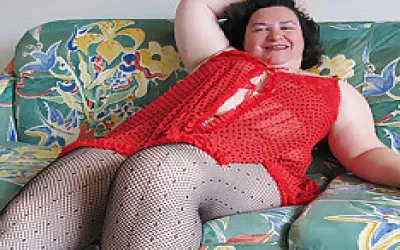 Chubby Mama Playing With A Dildo On The Couch