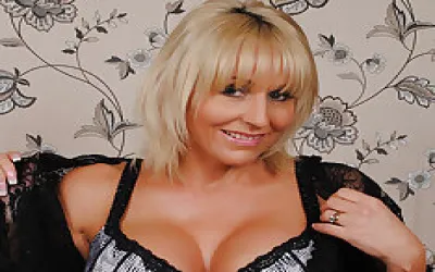 Classy British Milf Playing With Her Pussy