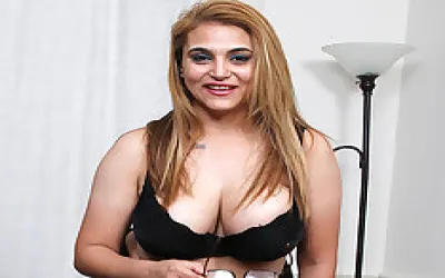 Curvy American Housewife With Big Natural Tits Playing