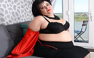 Curvy Bbw Anna Playing With Herself