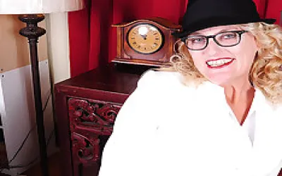 Horny American Housewife With A Footfetish Gets Wet