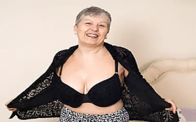Horny Big Breasted British Mature Lady Getting Naughty