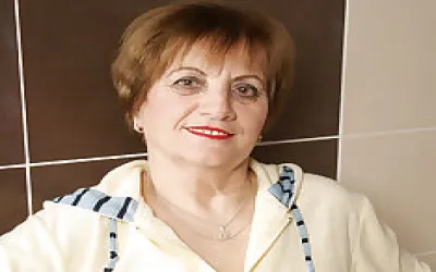 Horny Grandma Masturbating In The Bath