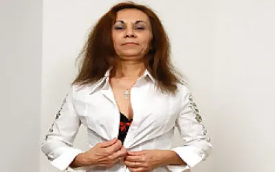 Horny Mature Slut Grinding On The Couch