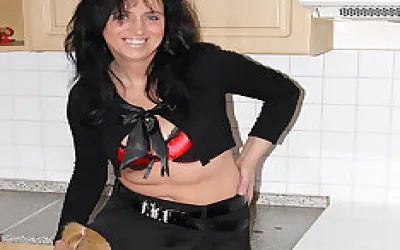 Hot Blonde Teen Doing A Kinky Milf