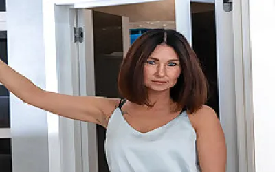 Hot Milf Playing With Her Shaved Pussy