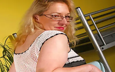 Housewife Jane Needs To Tickle Her Pussy