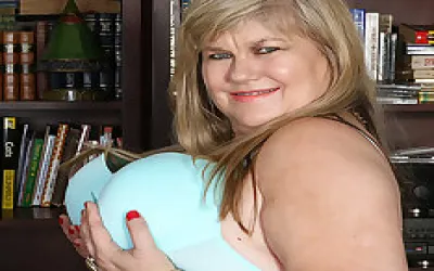 Mature American Bbw Playing With Herself