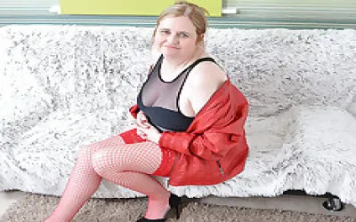 Naughty Mature Bbw Playing With Her Pussy