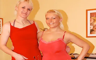 Old And Young Lesbians Play With Eachothers Pussy