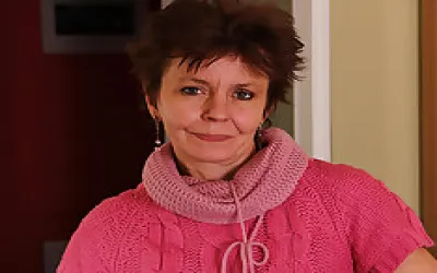 Skinny Mature Housewife Works Her Hairy Pussy