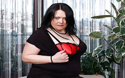 This Big Mama Loves To Play With Her Wet Pussy