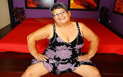 This Chubby Mature Lady Plays With Her Pussy