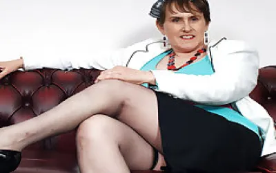 This Mature Brittish Muffin Loves To Play With Her Funbox