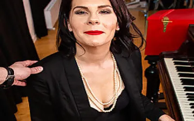 This Mature Pianoteacher Loves Taking It Up Her Ass