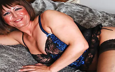 This Mature Slut Loves To Play With Her Pussy